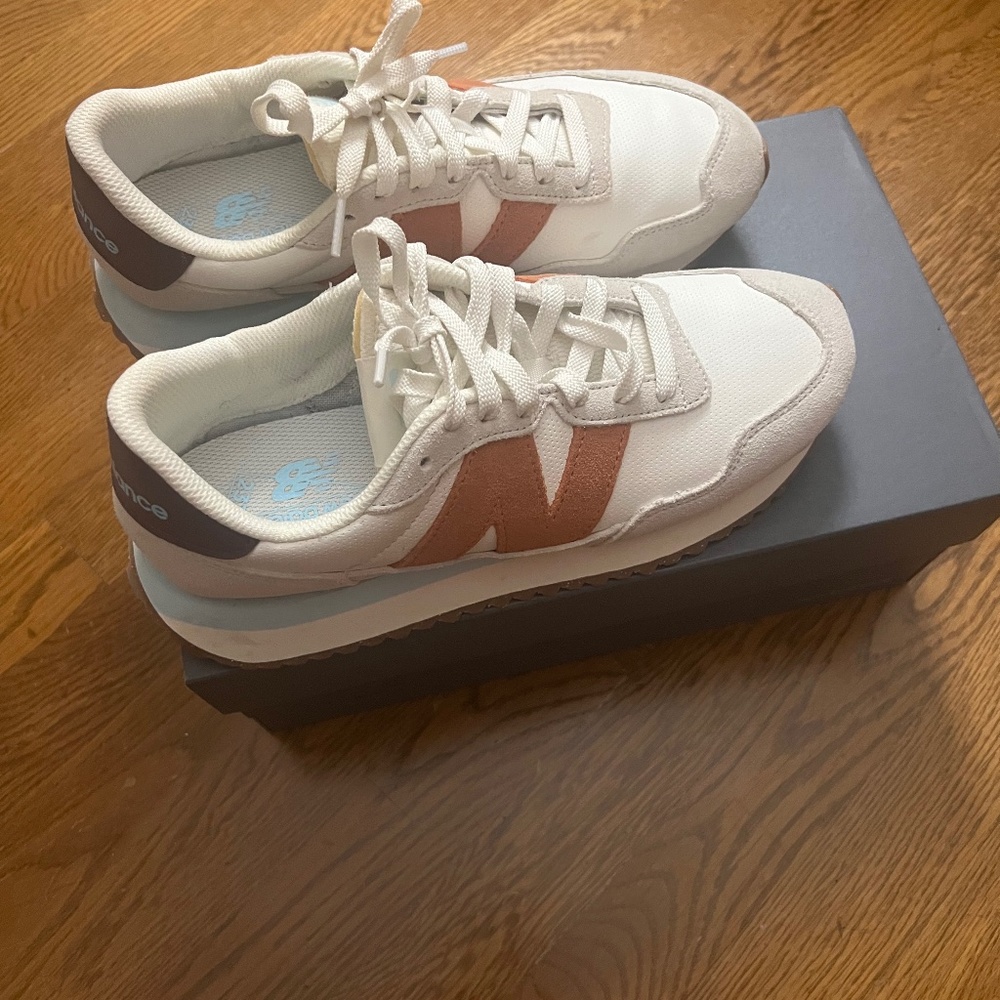 New Balance Women's 237 Sneaker in sea salt/soft copper womens 10